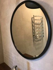 Круглое зеркало в черной раме в ванную комнату